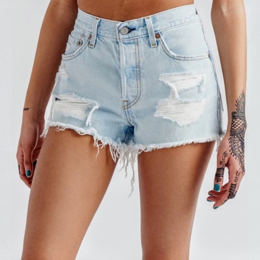 NWT Levi’s 501 Mid Rise Distressed Light Wash 24